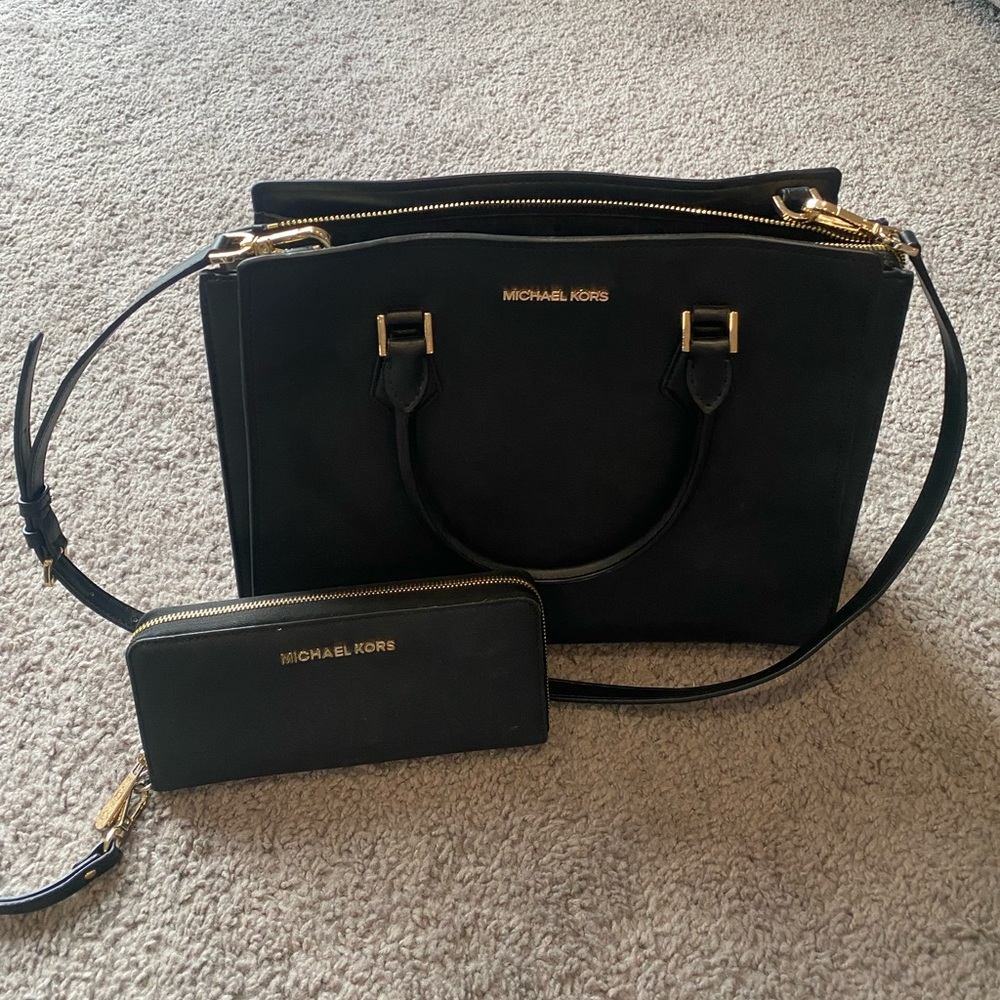 Medium sized Michael Kors cross body bag with matching wallet